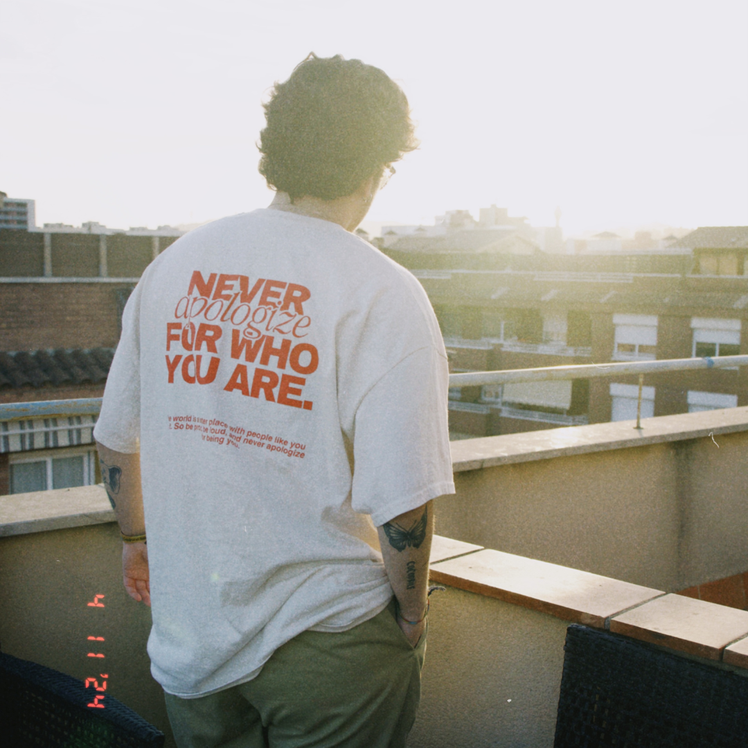 Camiseta - Never apologize for who you are